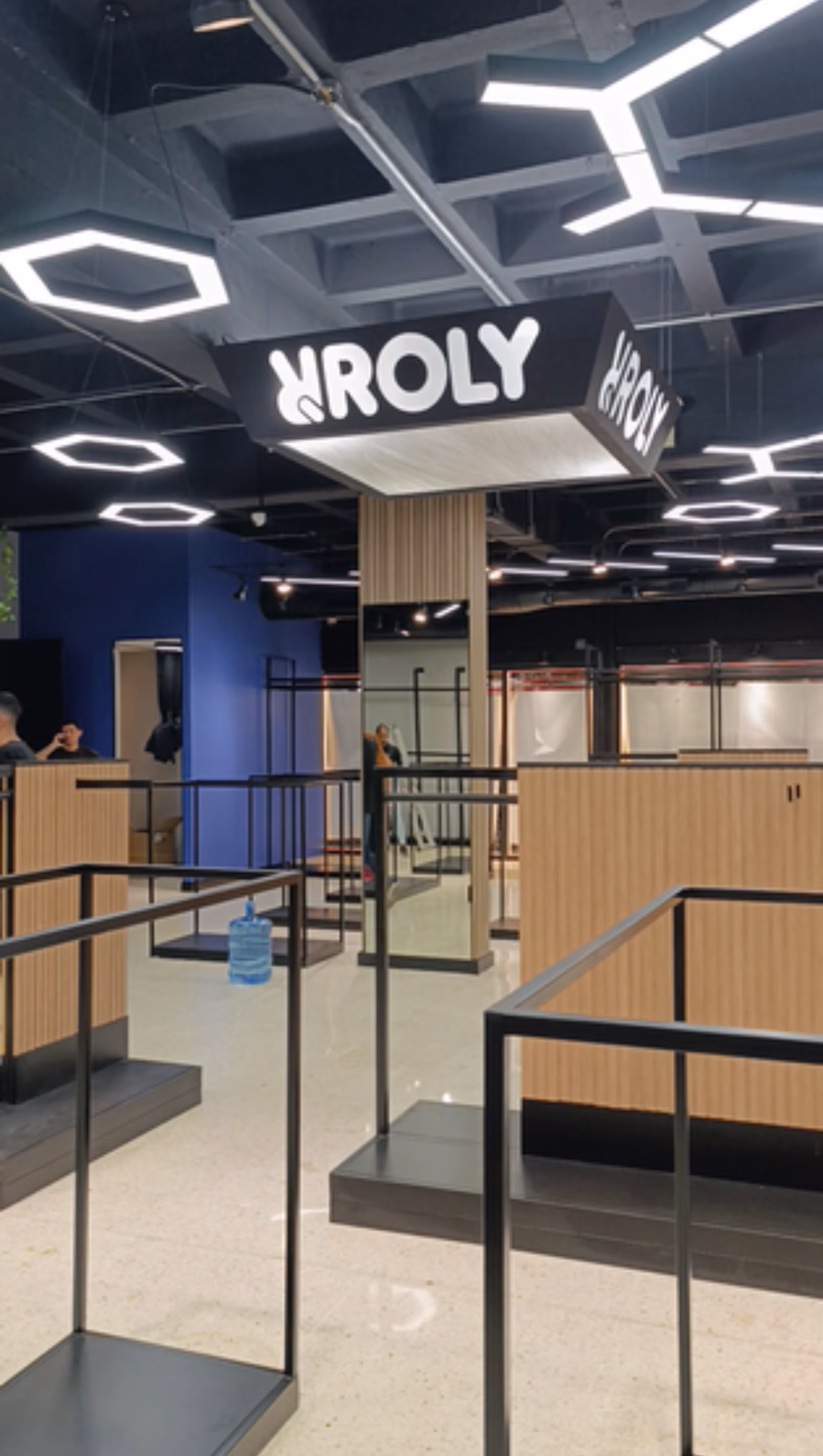 Tienda Roly — interior remodelado con estándares europeos, Caracas